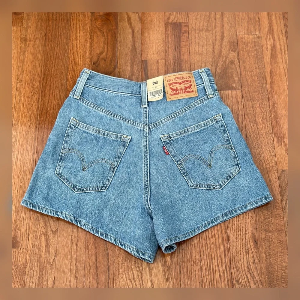 Levi’s High Rise Mom Jean Shorts - Picture 3 of 5